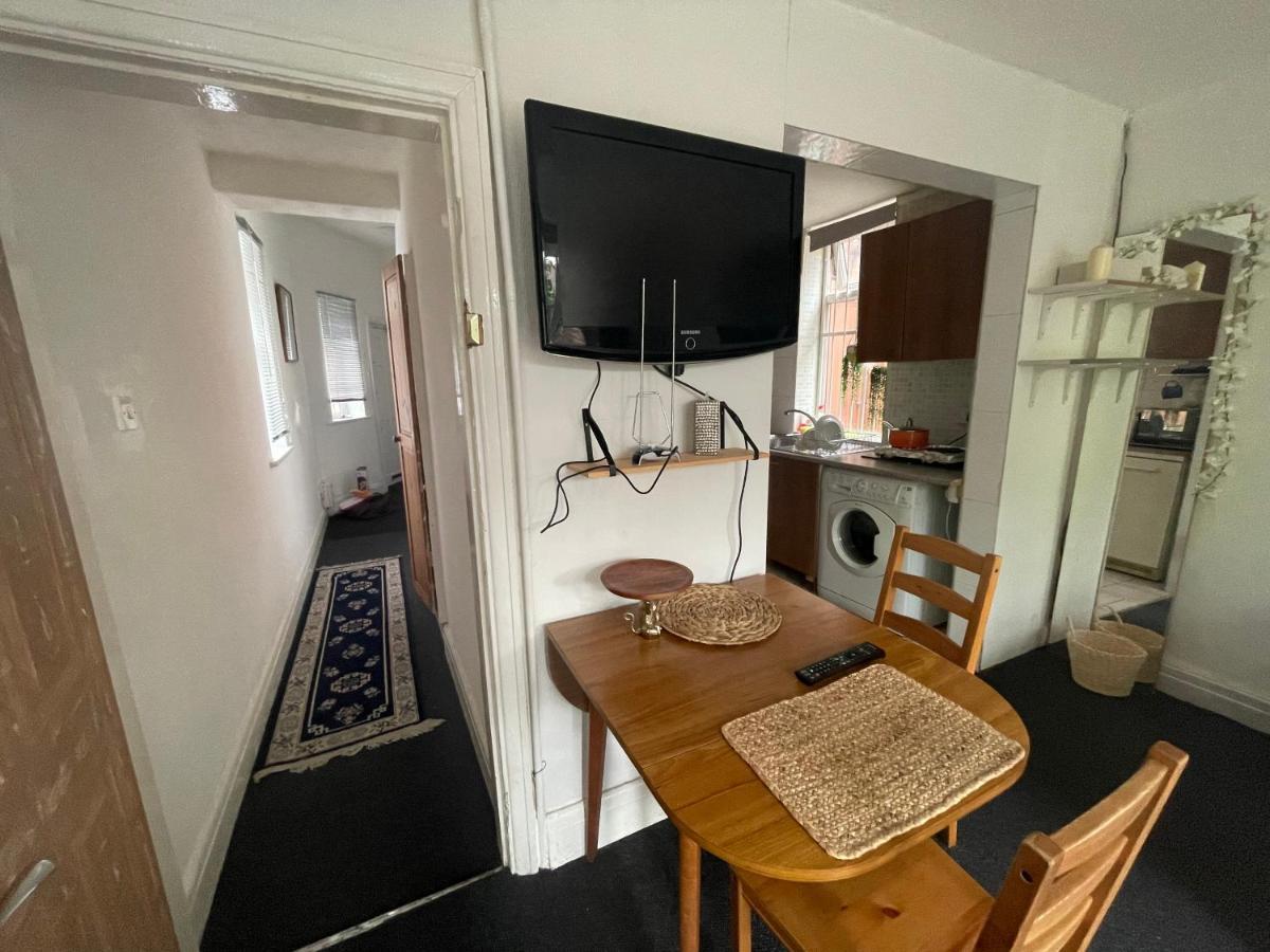 Private Studio Flat Great Location In Apartment *