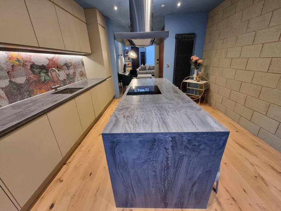 Stunning Luxury Centre Townhouse With Hot Tub Apartment