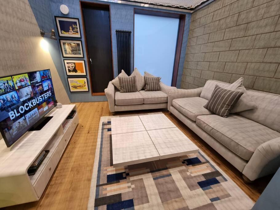 Stunning Luxury Centre Townhouse With Hot Tub *
