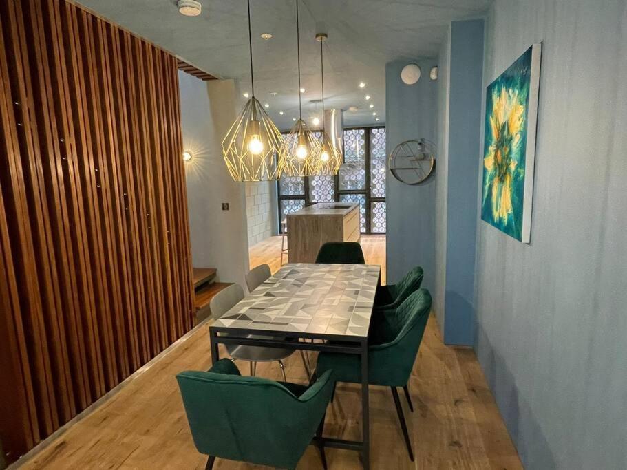 Stunning Luxury Centre Townhouse With Hot Tub Apartment