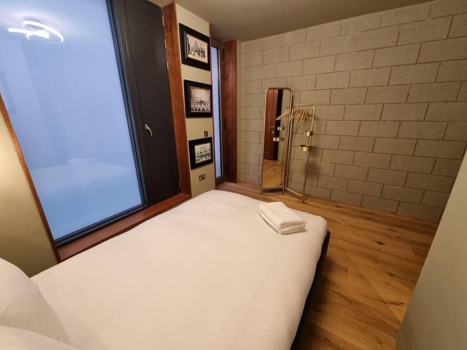 Stunning Luxury Centre Townhouse With Hot Tub Manchester