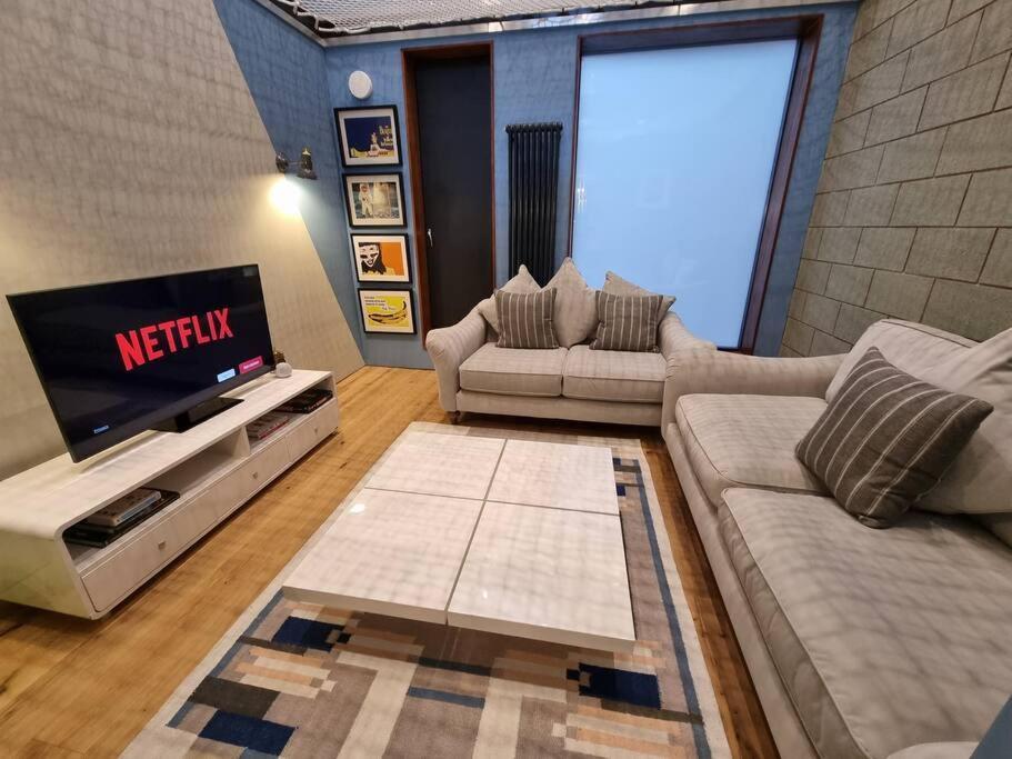 Stunning Luxury Centre Townhouse With Hot Tub Manchester