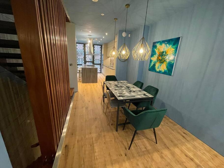 Stunning Luxury Centre Townhouse With Hot Tub * Manchester