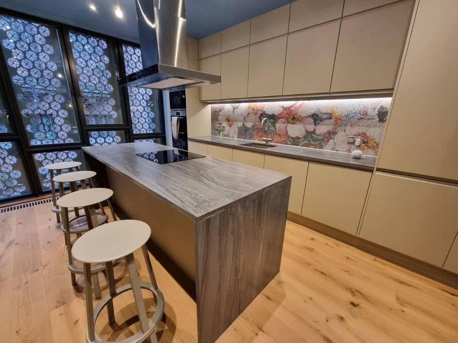 Stunning Luxury Centre Townhouse With Hot Tub Apartment