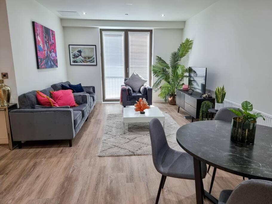 Luxury Centre Townhouse With Parking Manchester