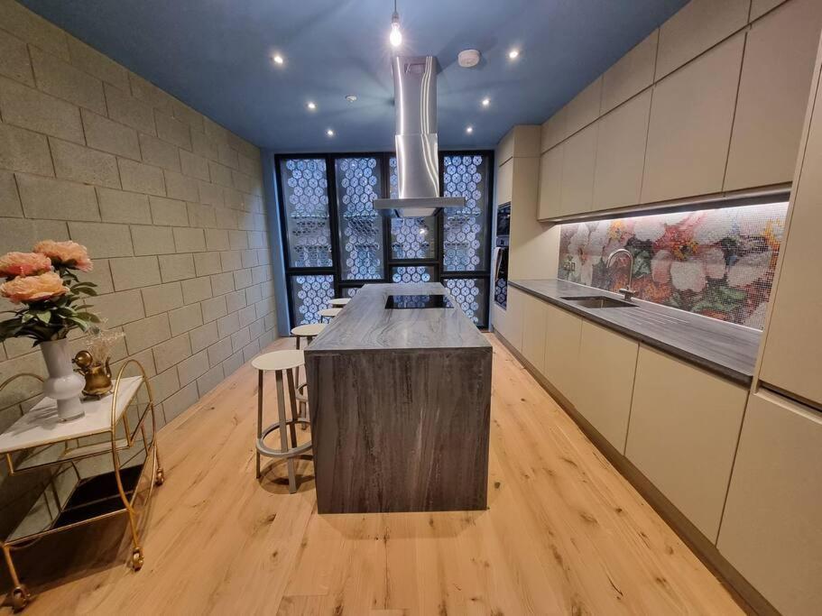 Stunning Luxury Centre Townhouse With Hot Tub *