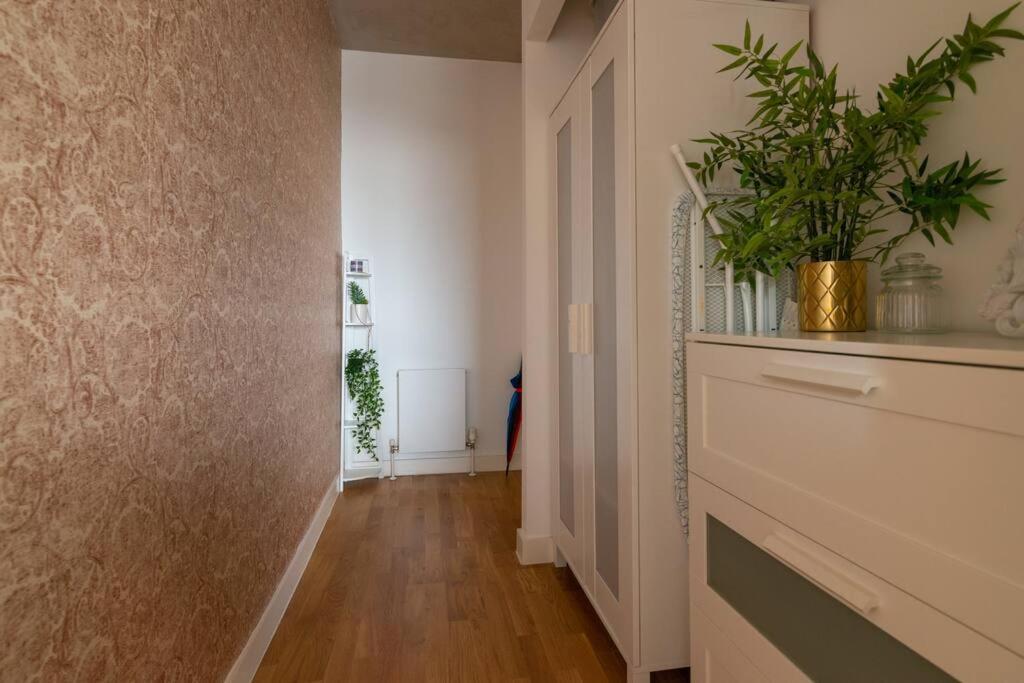 Superhost - Beautiful Canal Facing Apartment