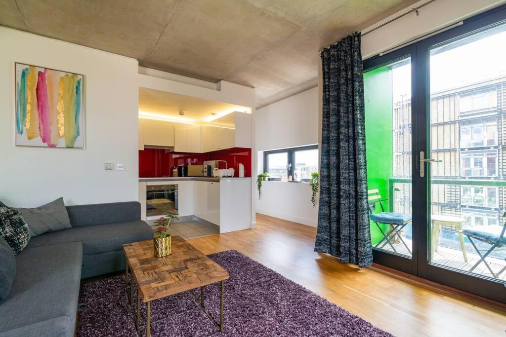 Superhost - Beautiful Canal Facing Apartment *