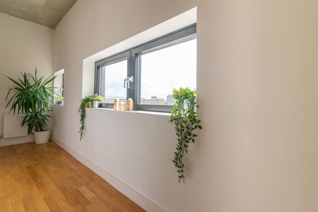 Superhost - Beautiful Canal Facing Apartment