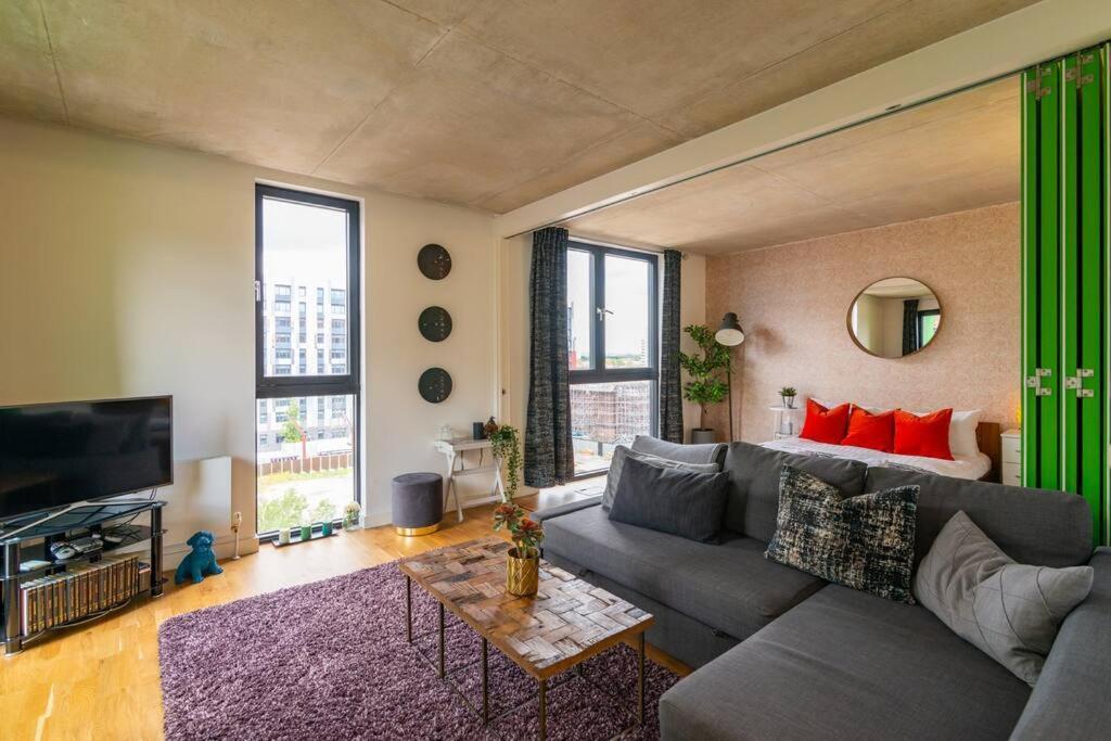 Superhost - Beautiful Canal Facing Apartment *