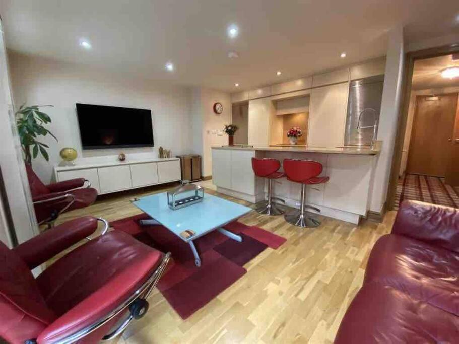 Lovely 2 Double Bedroom Flat With Patio Apartment Manchester