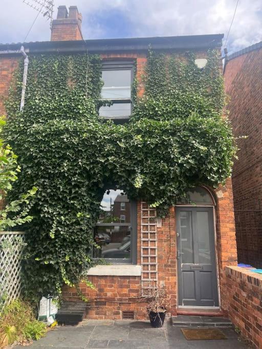 Holiday home 3-bedroom With Free Parking In Chorlton Manchester
