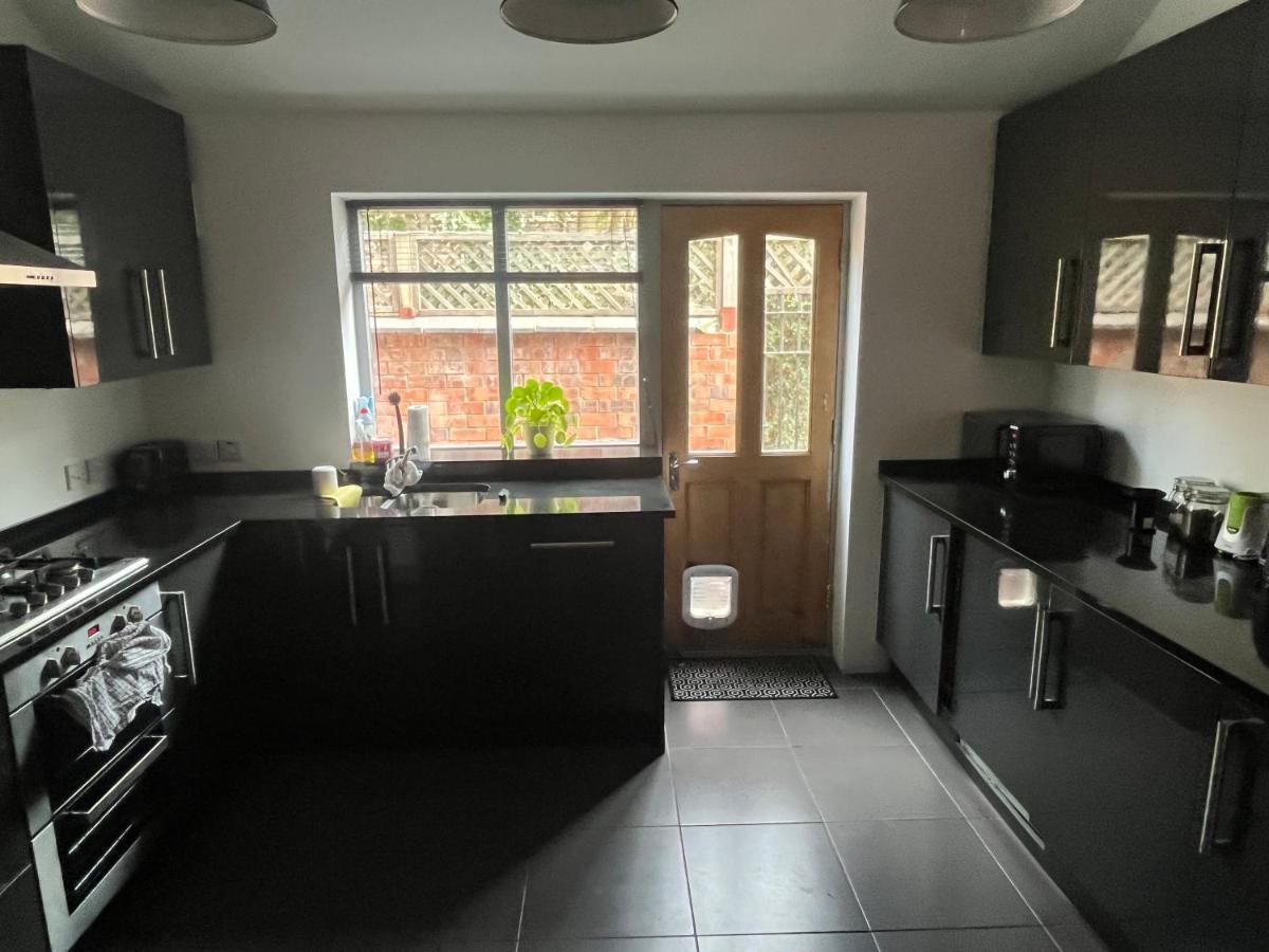 Holiday home 3-bedroom With Free Parking In Chorlton *