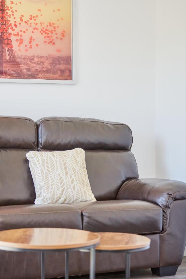 Holiday home Cosy,modern And Relaxing 3 Bedroom House With Parking *
