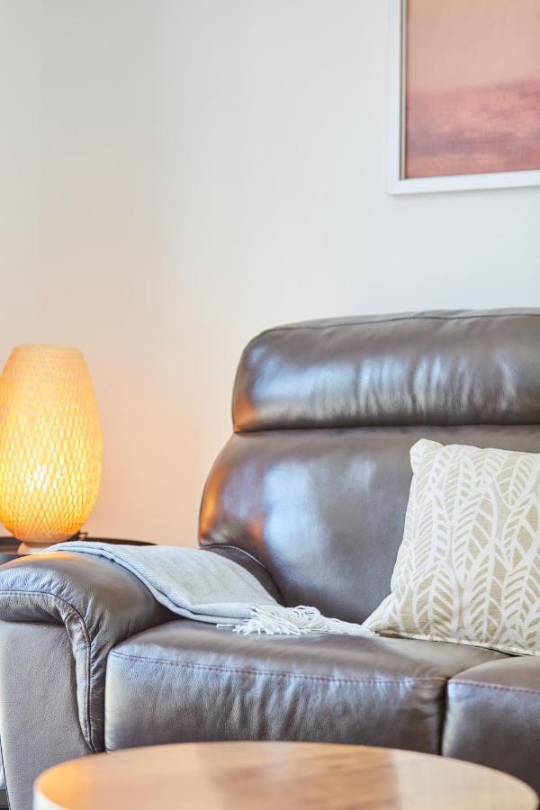 Holiday home Cosy,modern And Relaxing 3 Bedroom House With Parking *