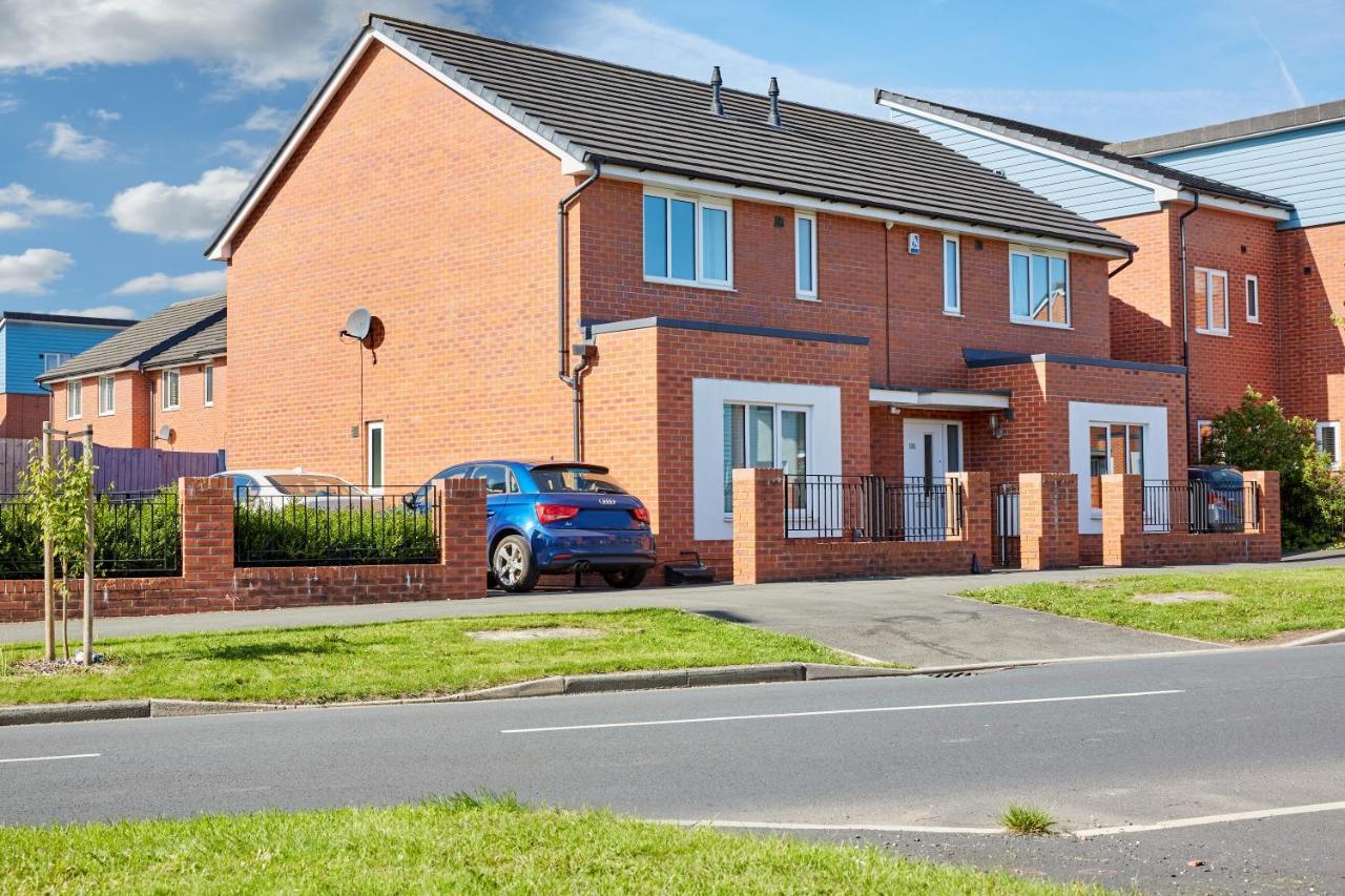 Cosy,modern And Relaxing 3 Bedroom House With Parking Holiday home Manchester
