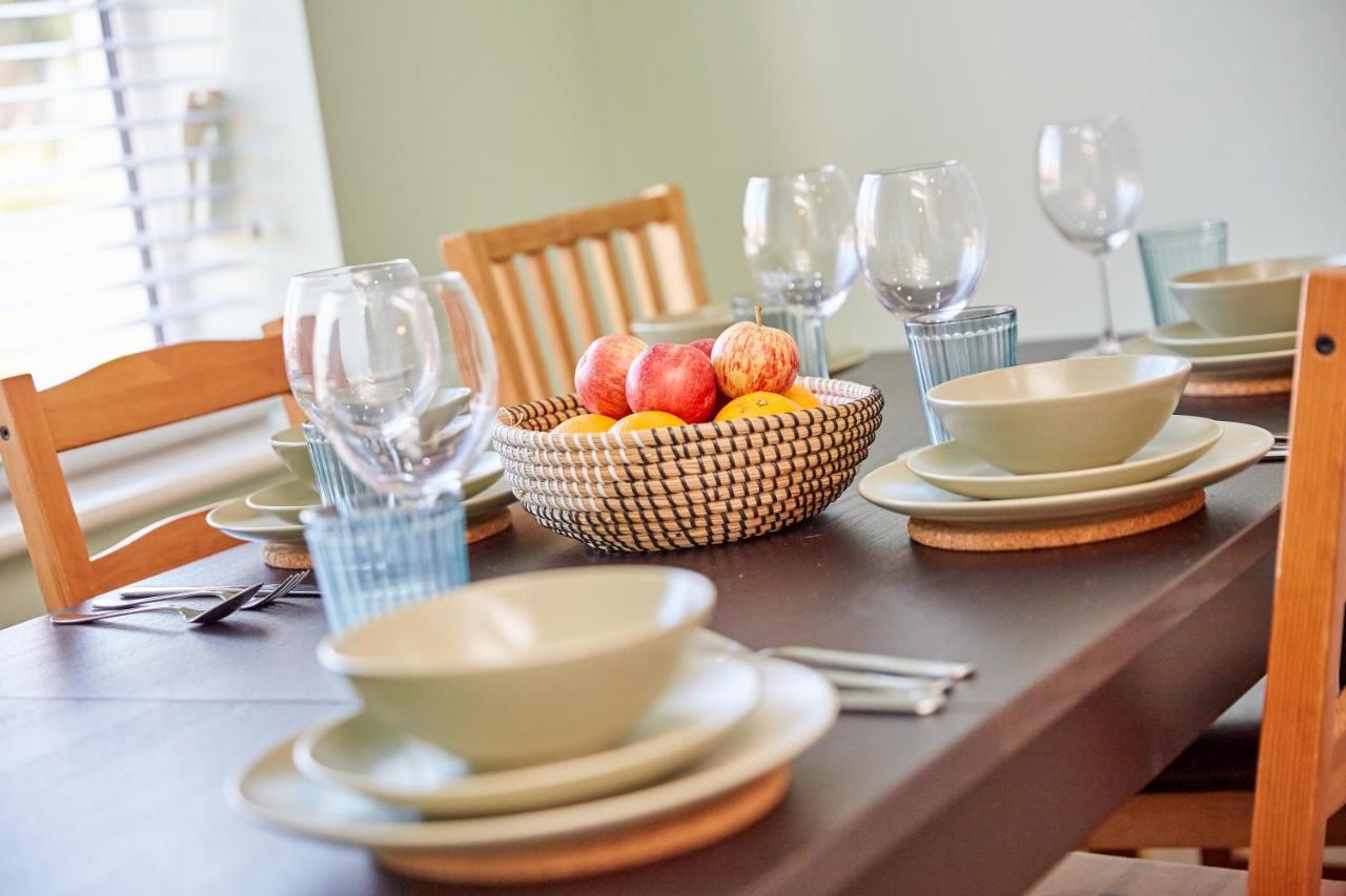 Holiday home Cosy,modern And Relaxing 3 Bedroom House With Parking *