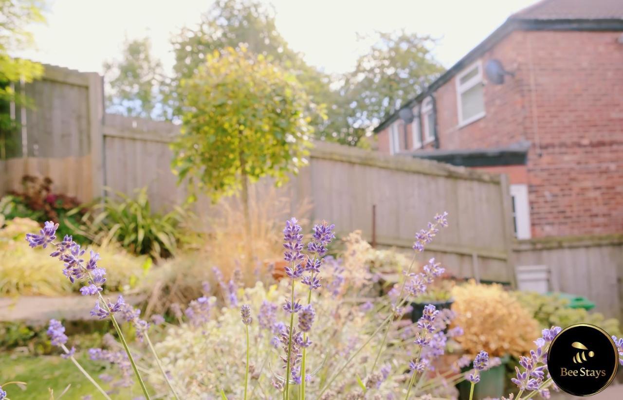 Bee - Caldecott House Holiday home Manchester