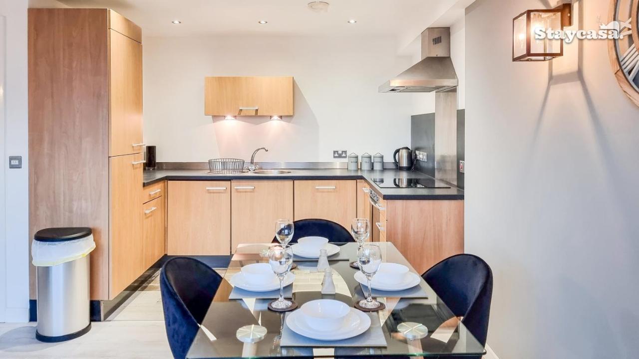 Bright Apt With Balcony & Secure Parking * Manchester