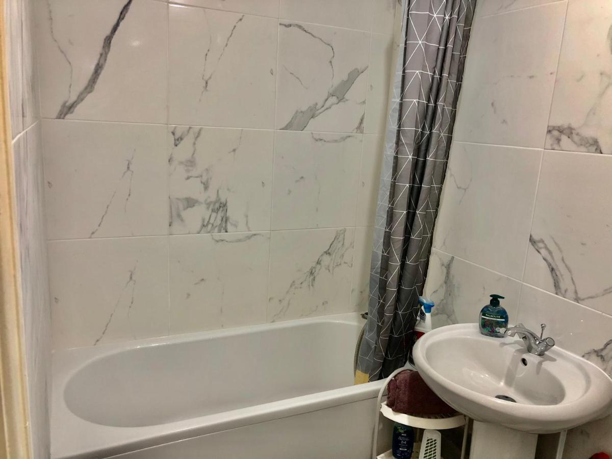 Lovely 2 Bedroom Flat Near And Train Station Apartment