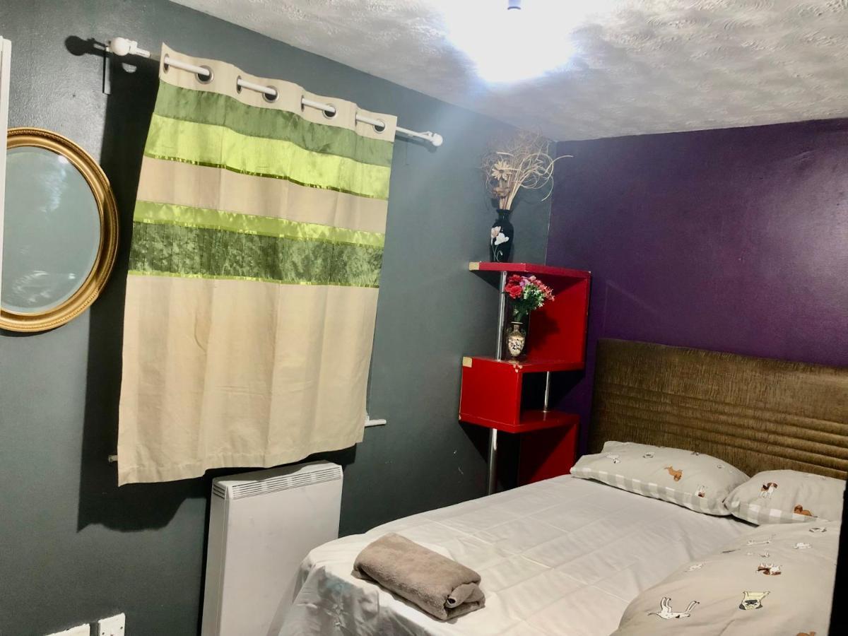 Lovely 2 Bedroom Flat Near And Train Station Apartment Manchester