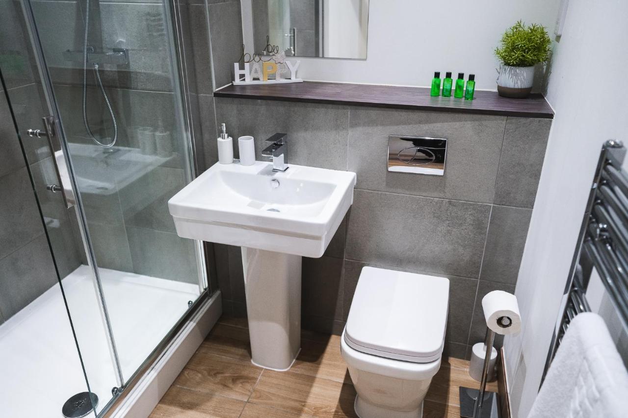 Modern 1-bed - Brand New - - Free Wi-fi Apartment