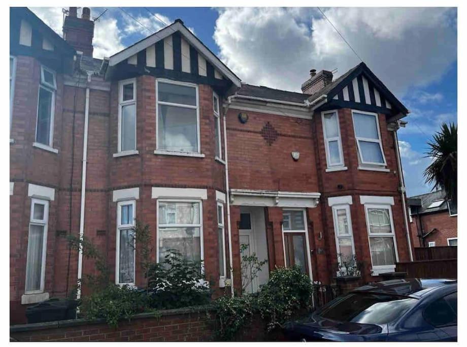 Holiday home Beautiful 3 Bedroom House, Close To Mu Stadium. *