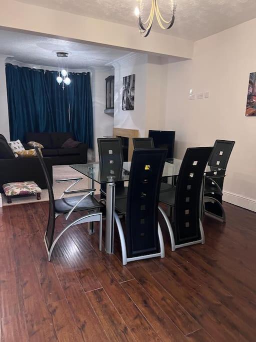 Beautiful 3 Bedroom House, Close To Mu Stadium. Holiday home *
