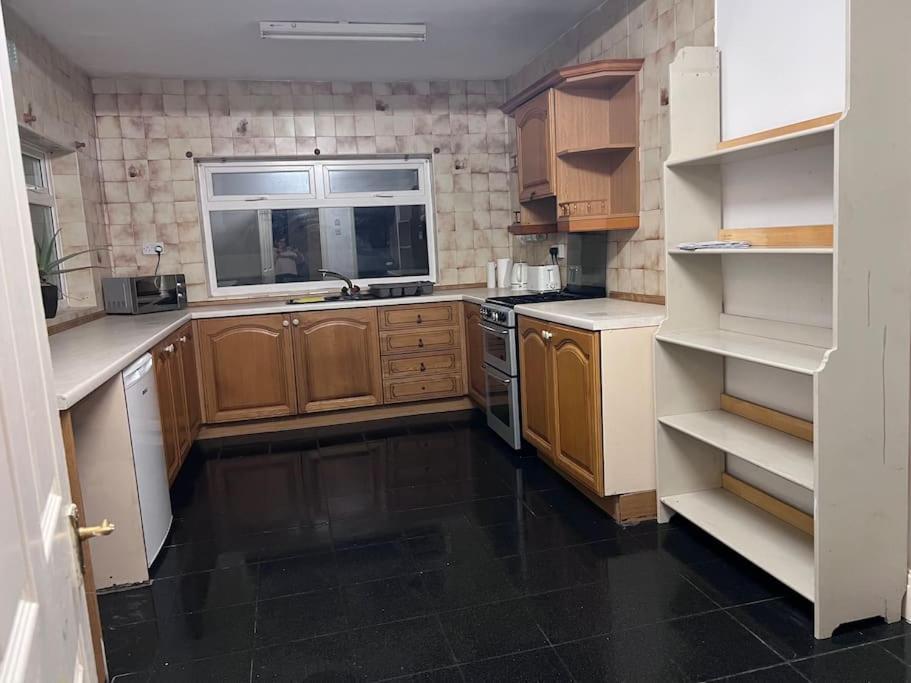 Beautiful 3 Bedroom House, Close To Mu Stadium. *