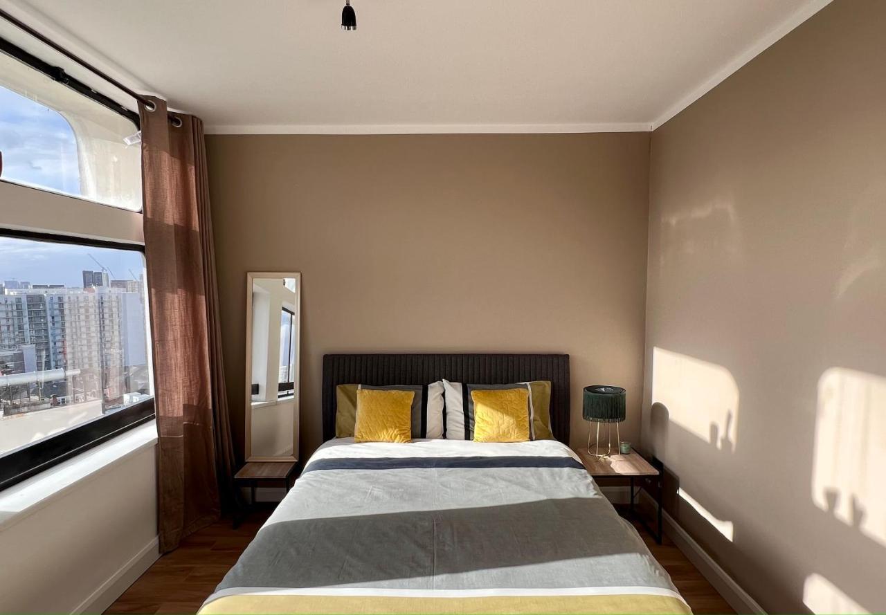 Homestay King Bedroom In A 2 Bed With Shared Bathroom Manchester