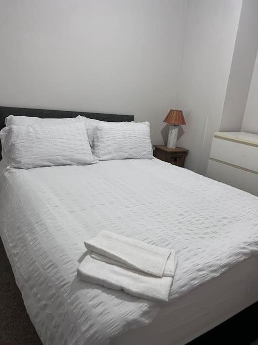 Holiday home Beautiful 3 Bedroom House, Close To Mu Stadium.