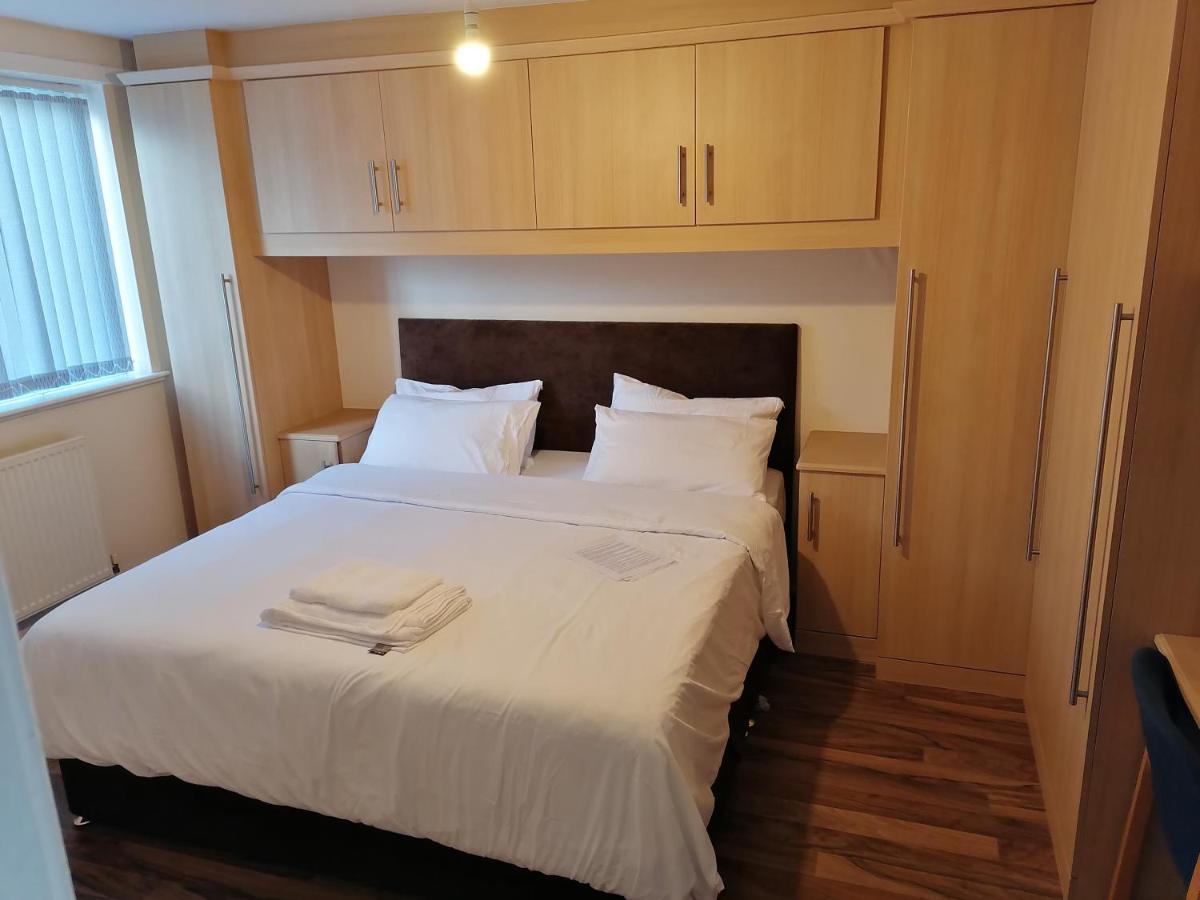Large House With 3 Bedrooms House, 5 Guests Near City/manu Stadiums Holiday home *
