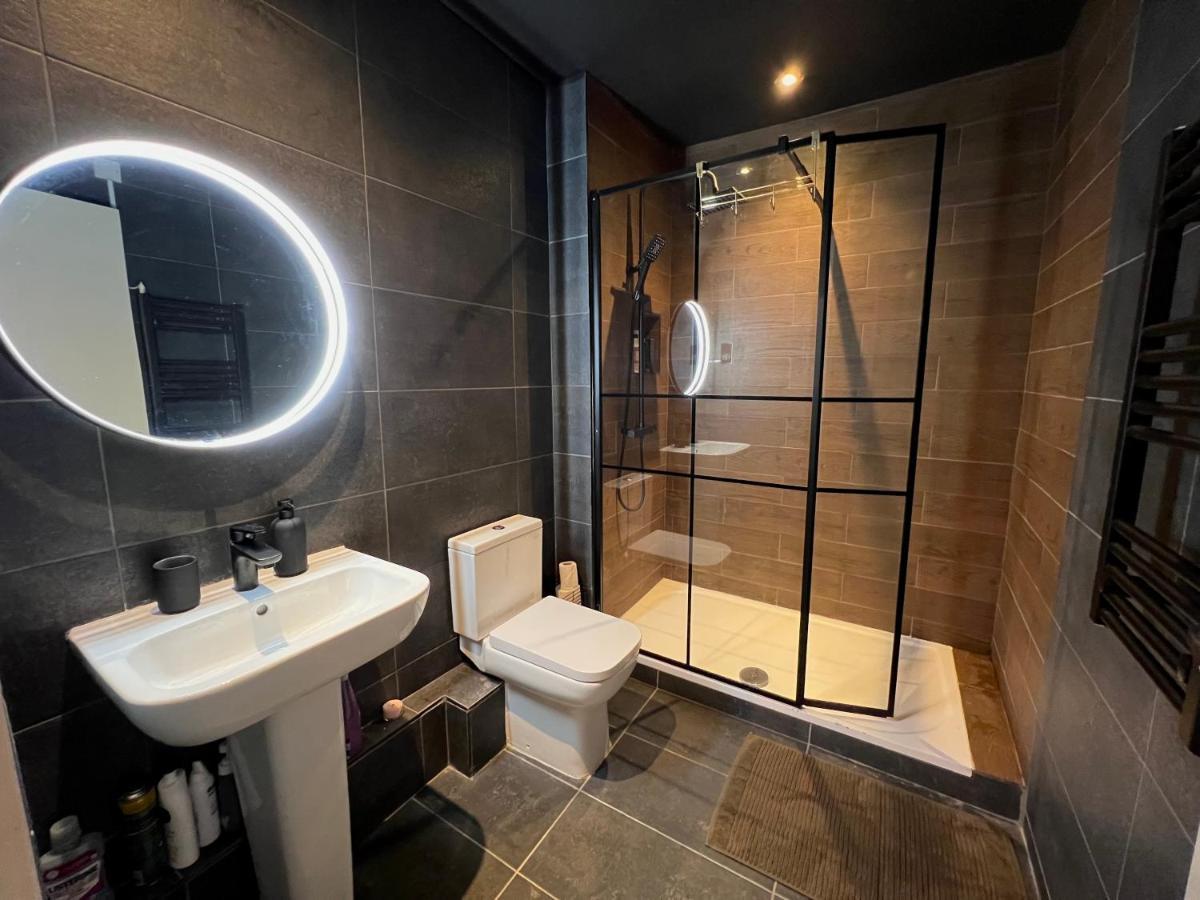 Homestay King Bedroom In A 2 Bed With Shared Bathroom