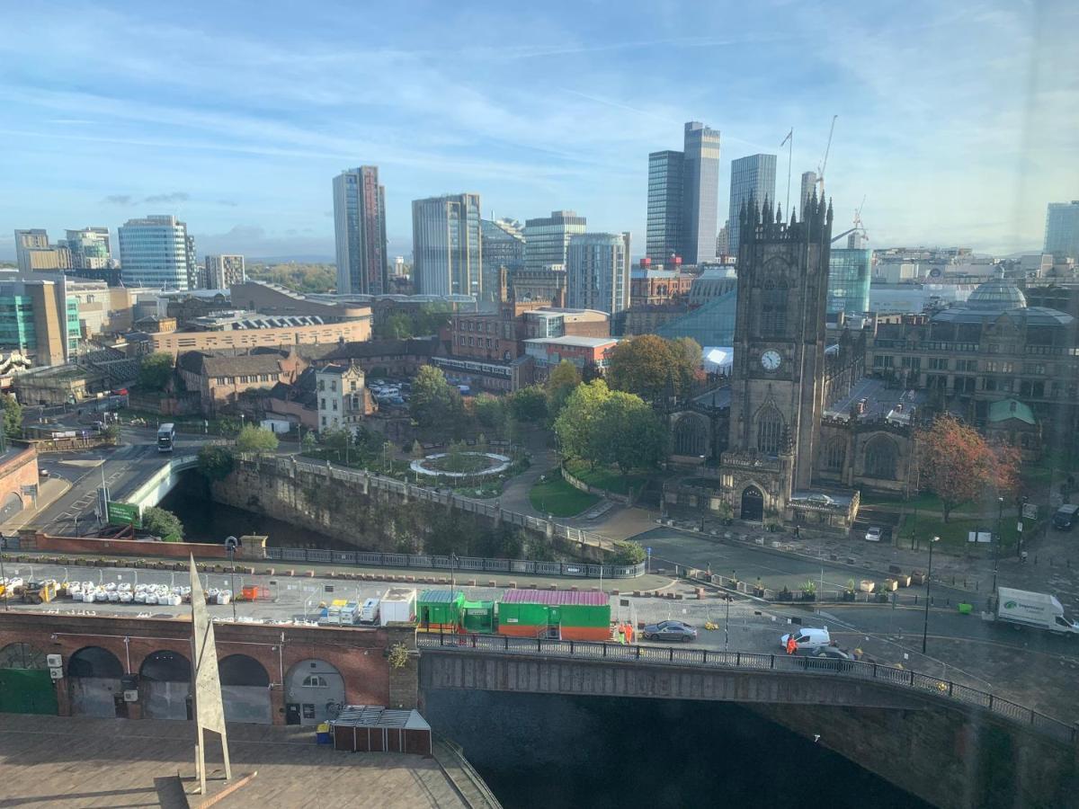 King Bedroom In A 2 Bed With Shared Bathroom * Manchester
