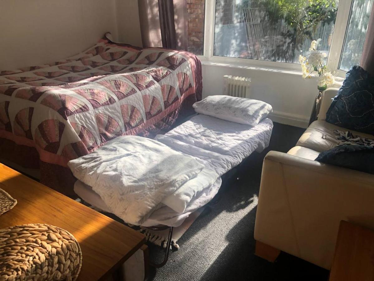 Private Studio Flat Great Location In Apartment Manchester