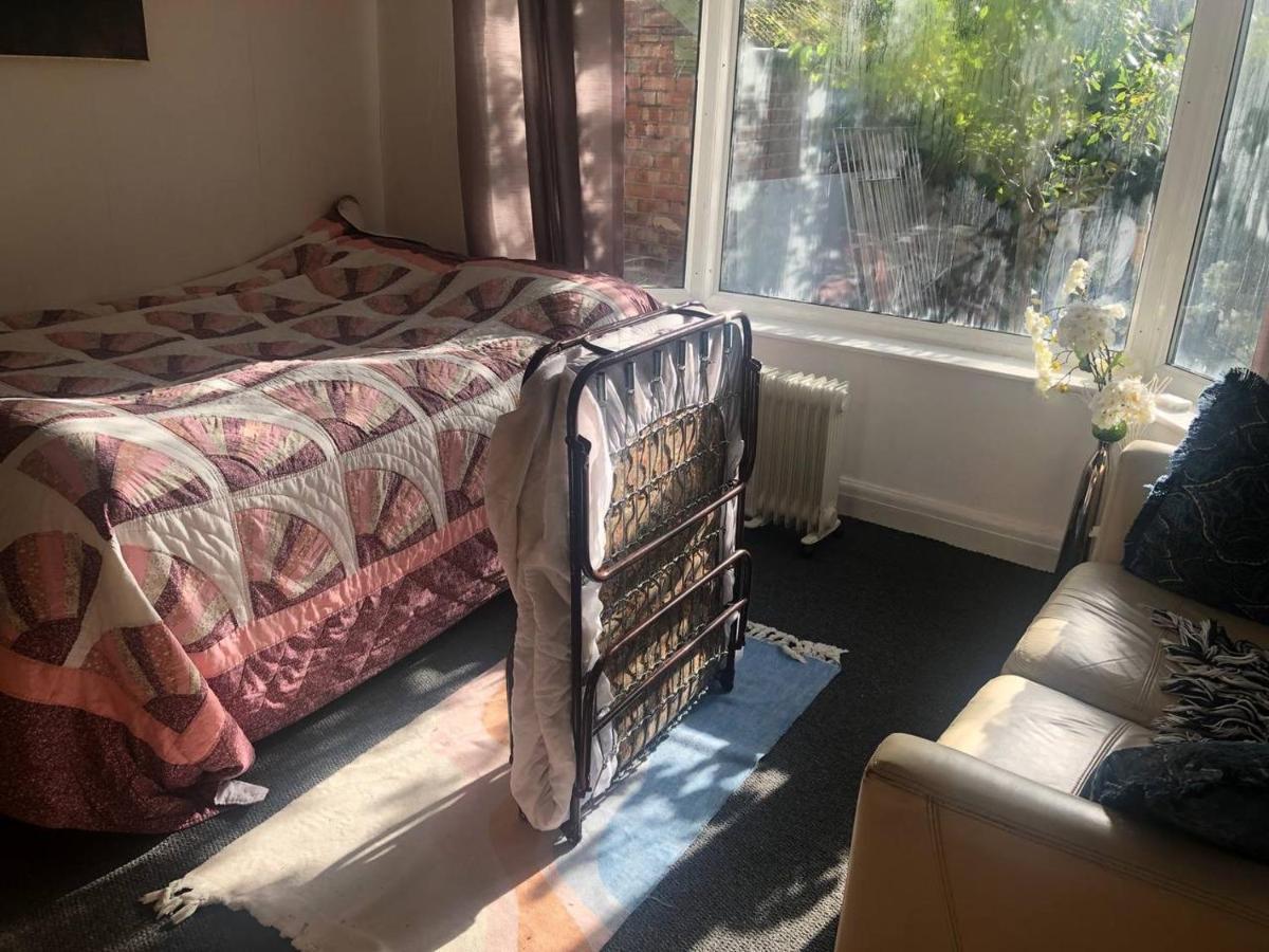 Private Studio Flat Great Location In Apartment Manchester