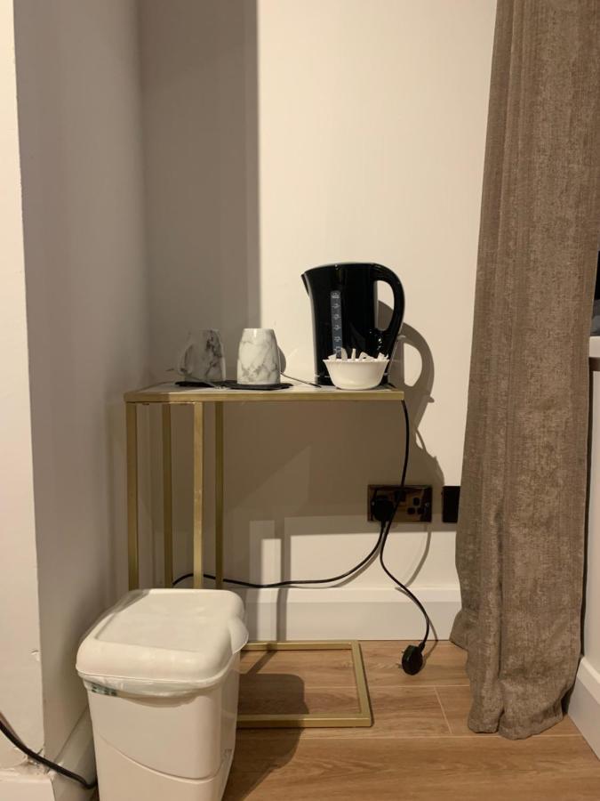 King Bedroom In A 2 Bed With Shared Bathroom * Manchester