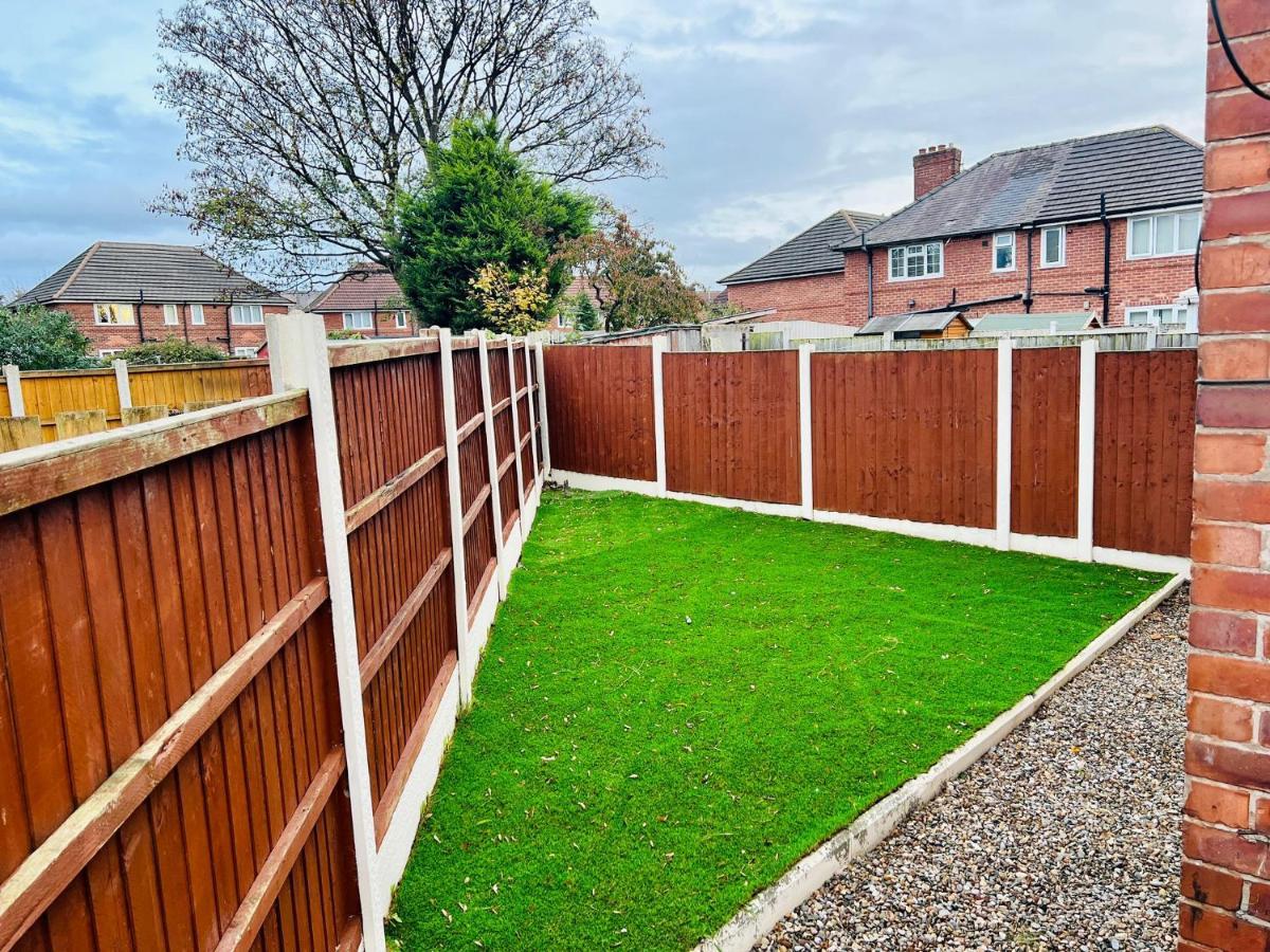 Beautiful And Homely 3 Bed House With Free Parking So Close To Man And Centre Apartment
