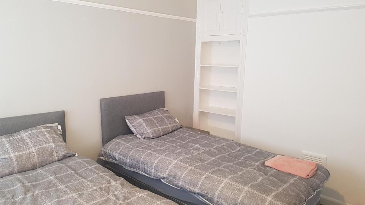 Bed & Breakfast Double Bedroom In Withington, M20. 2 Beds, Rm 3 Manchester