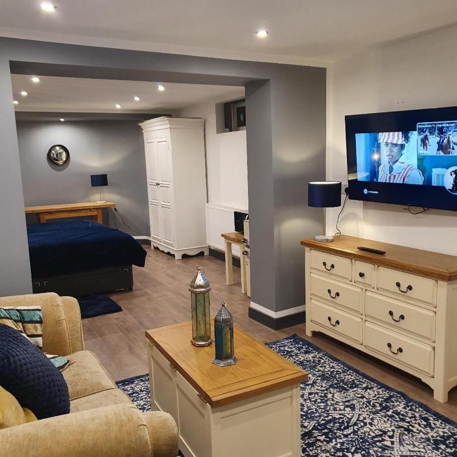 Luxury Prestwich With Own Entrance With One Double And One Single Bed *