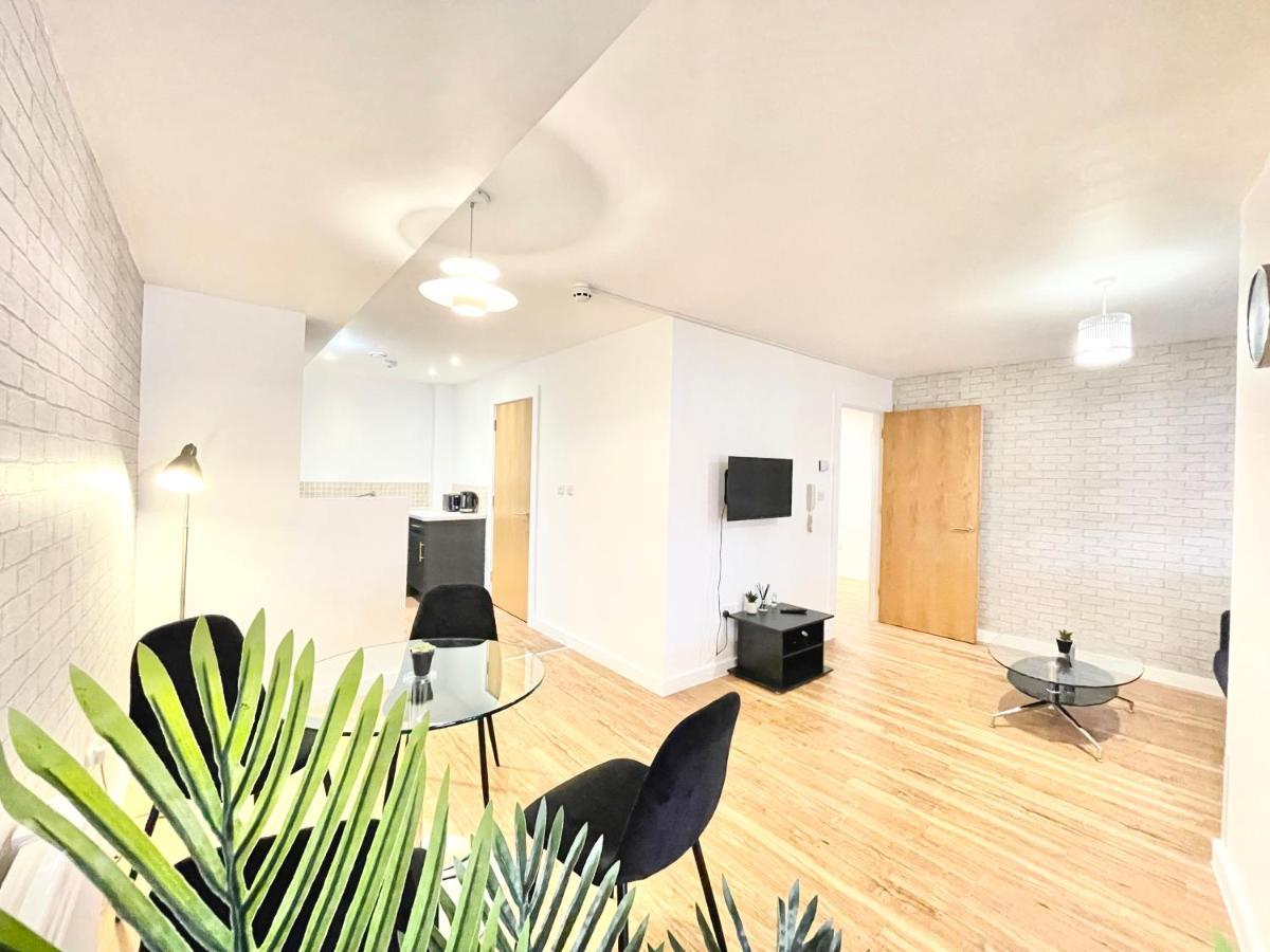 Lovely 2 - Bedroom In Centre Apartment *