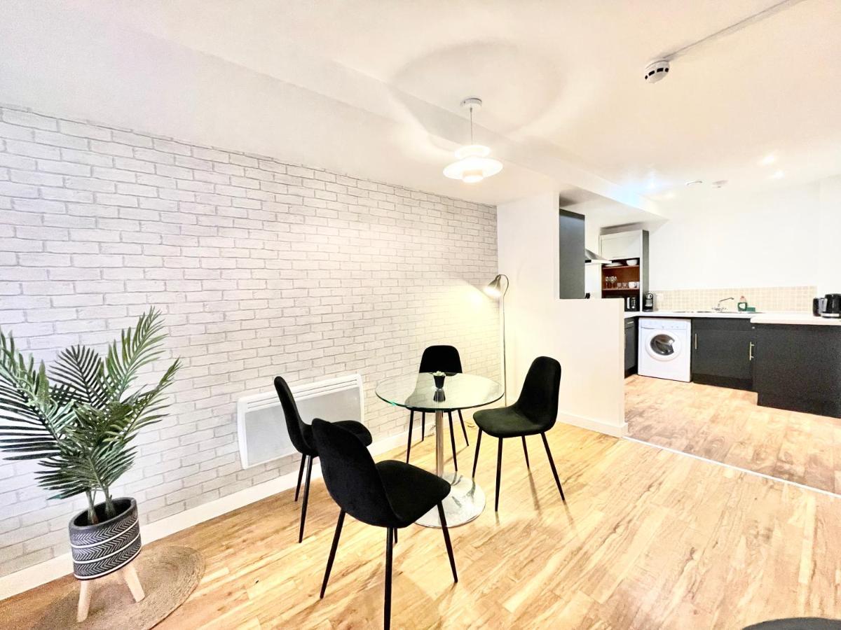 Lovely 2 - Bedroom In Centre Apartment