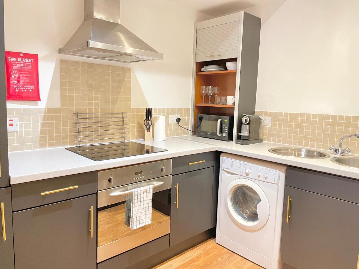 Lovely 2 - Bedroom In Centre Apartment