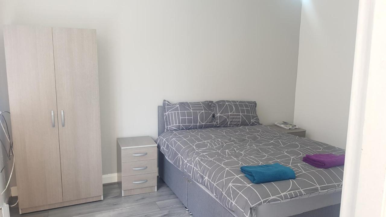 Double Bedroom In Withington, M20. 1 Db Bed, Rm 1 Bed & Breakfast