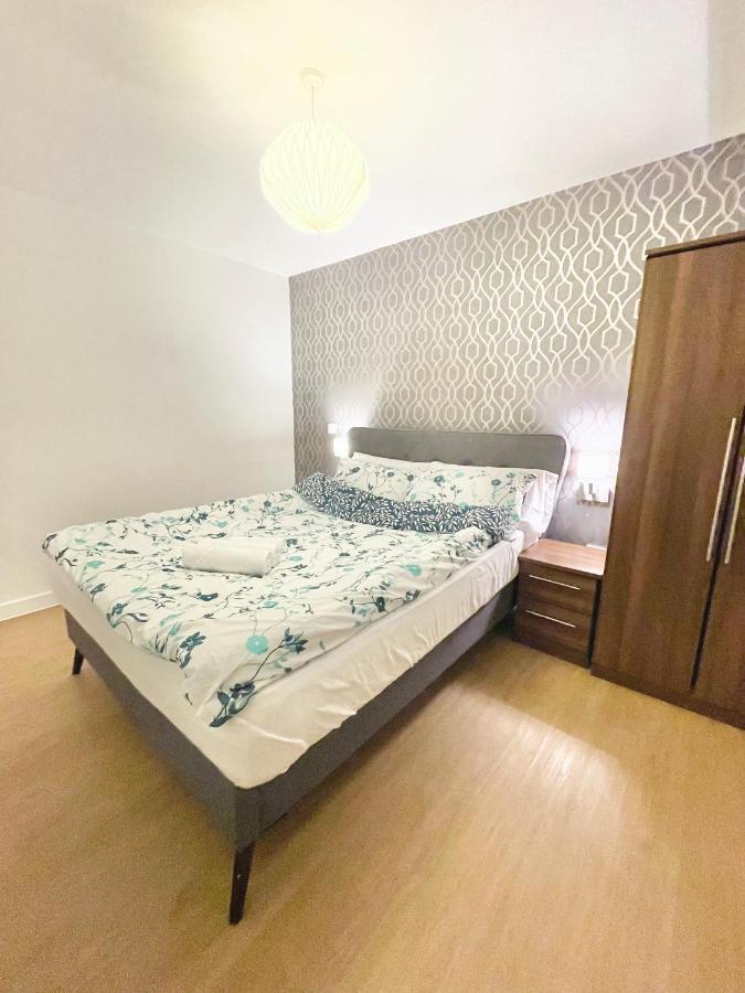 Lovely 2 - Bedroom In Centre Apartment