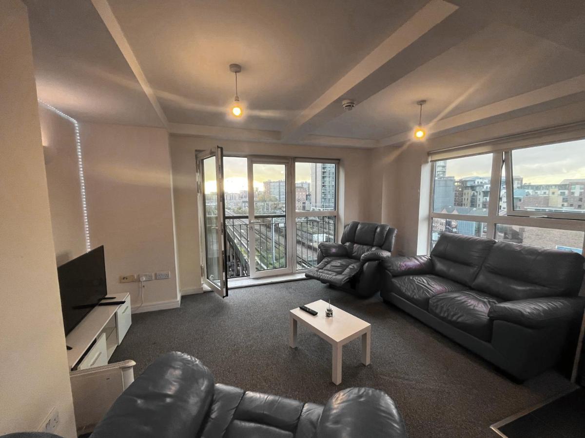 View Spacious 2 Bed 2 Bathrooms Apartment Manchester