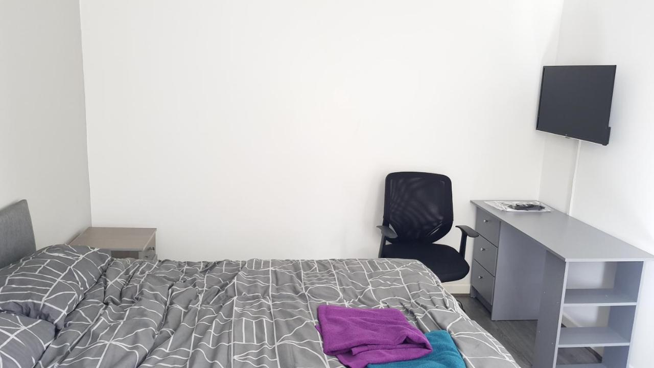 Double Bedroom In Withington, M20. 1 Db Bed, Rm 1 *
