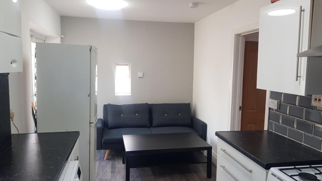 Double Bedroom In Withington, M20. 1 Db Bed, Rm 1 Bed & Breakfast