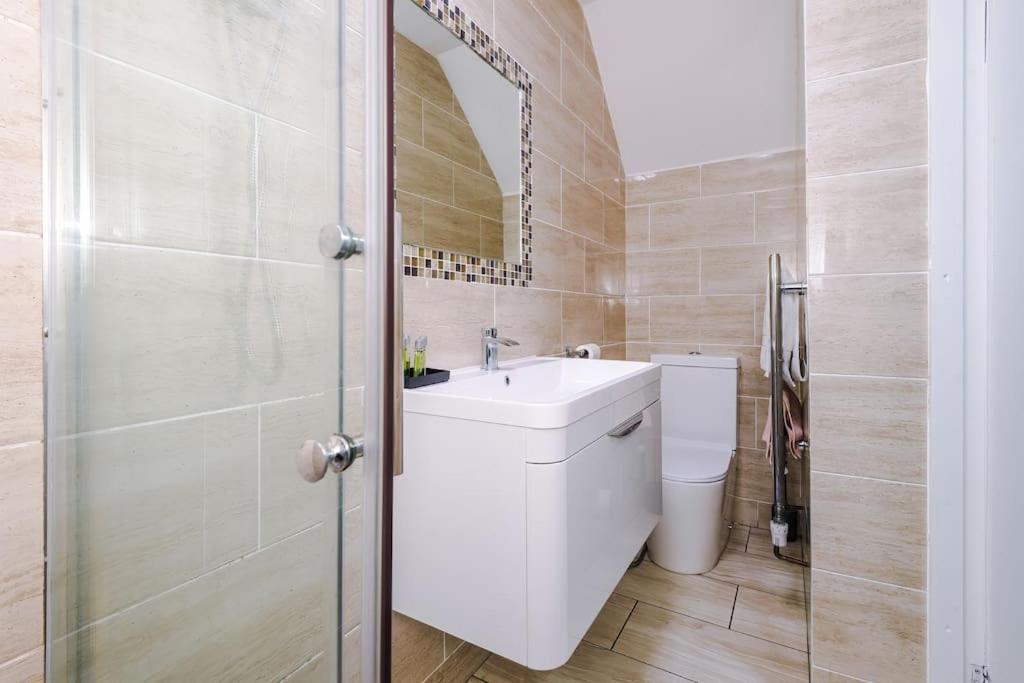 Spacious 4 Bedroom Modern House Near Centre Sleeps 12 Holiday home *