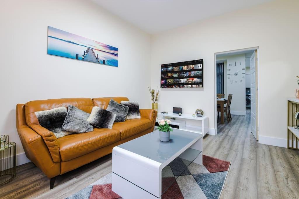 Spacious 4 Bedroom Modern House Near Centre Sleeps 12